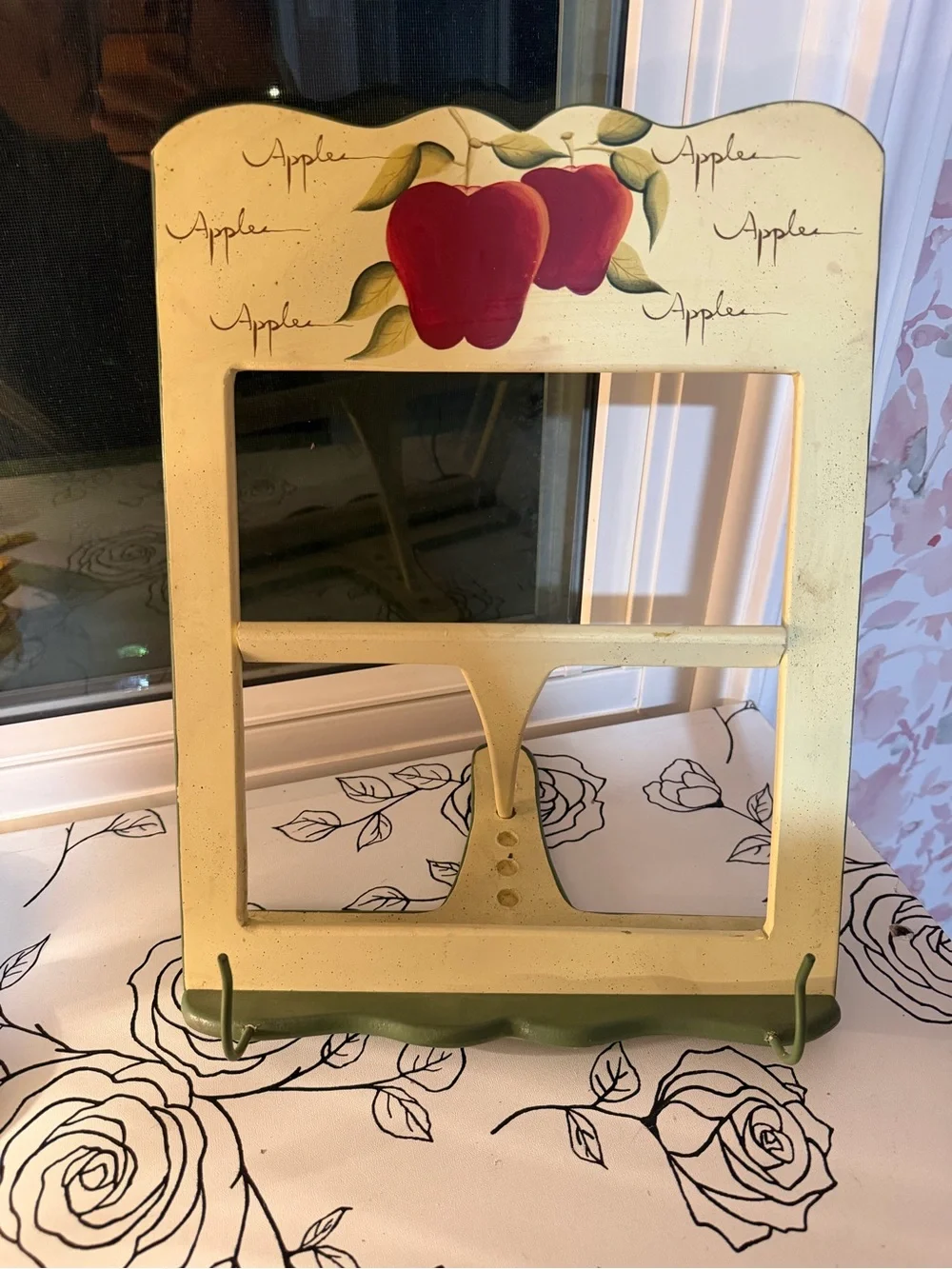 Hand-Painted Apple Themed Wall Decor Rack - Cream and Red